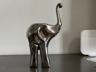 Set de 2 Figuras de Elefantes Decorativas.