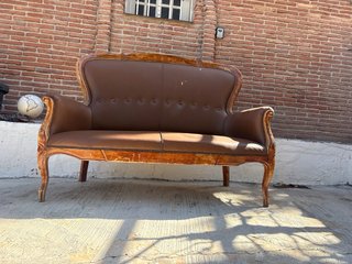Sofá antiguo de cuero y madera