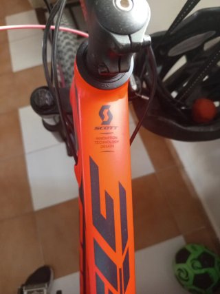 Bicicleta Scott Scale roja fosforita como nueva