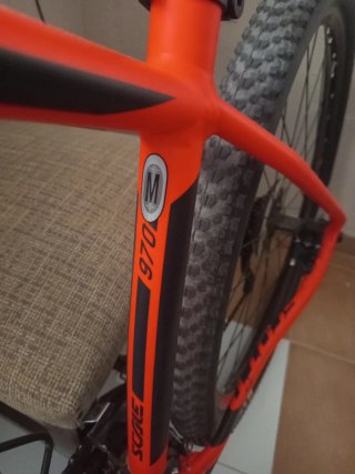 Bicicleta Scott Scale roja fosforita como nueva
