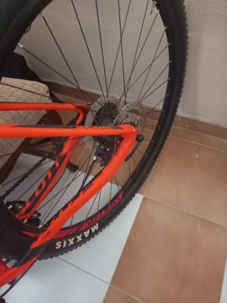 Bicicleta Scott Scale roja fosforita como nueva