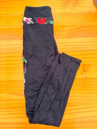 Mallas Deportivas Negras con Detalle Floral