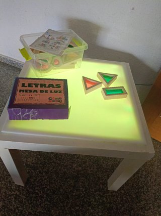 Mesa de luz con accesorios educativos