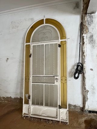 Portón de forja antiguo con cristal