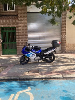 Suzuki GS500F sportbike azul y blanco