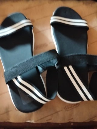 Sandalias Negras con Tiras Blancas