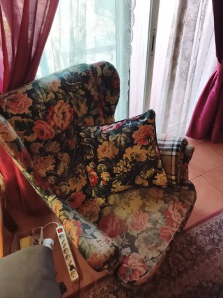 Sillón Orejero ,con estampado floral.