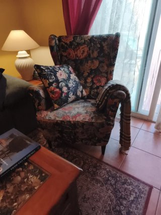 Sillón Orejero ,con estampado floral.