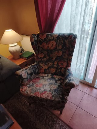 Sillón Orejero ,con estampado floral.