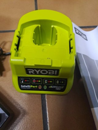 Cargador Rápido Compacto Ryobi 18V ONE+ (Modelo RC