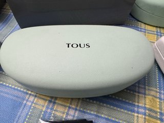 Fundas para gafas Dior, Tous, Versace