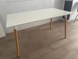 Mesa de cocina blanca patas madera