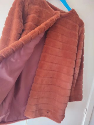 Abrigo de pelo sintético marrón