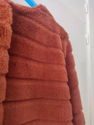 Abrigo de pelo sintético marrón
