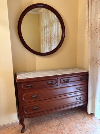 Cómoda de madera con mármol y espejo