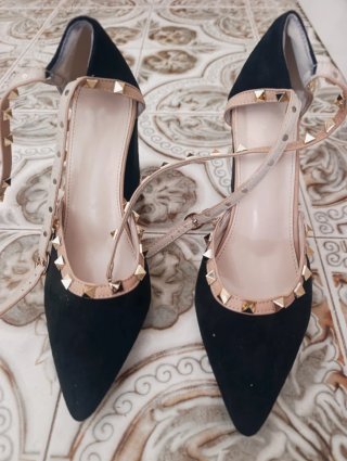 Zapatos de salón con tachuelas