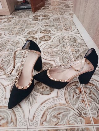 Zapatos de salón con tachuelas