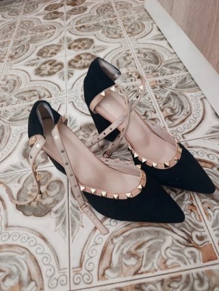 Zapatos de salón con tachuelas