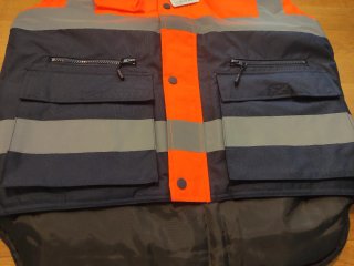 Chaleco de trabajo naranja y azul con bolsillos.