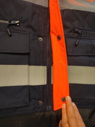 Chaleco de trabajo naranja y azul con bolsillos.