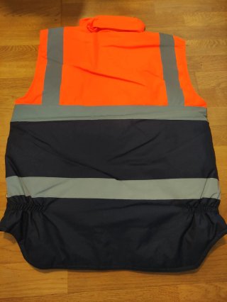 Chaleco de trabajo naranja y azul con bolsillos.