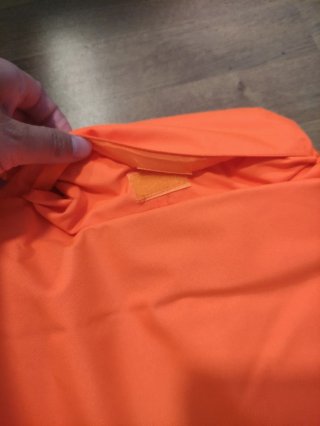 Chaleco de trabajo naranja y azul con bolsillos.