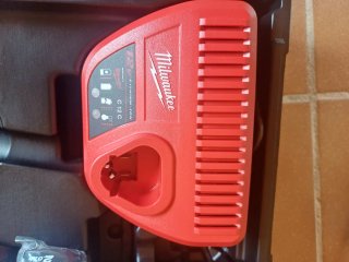 Atornillador Milwaukee. Cargador y dos baterias