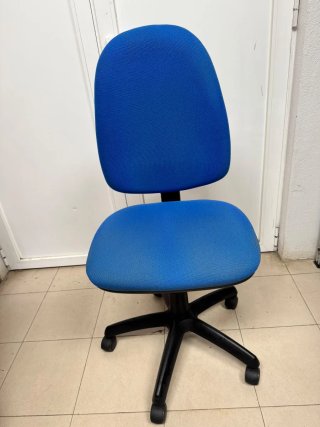 Sillas de oficina azul y negra