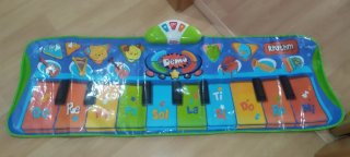 Piano de suelo infantil musical.