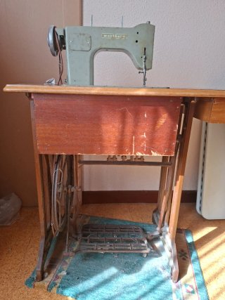 Máquina de coser antigua con mueble
