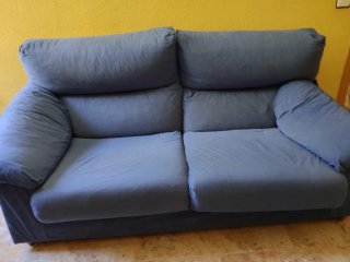 Sofá de tela azul y gris