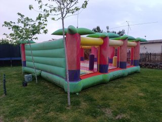 CASTILLO HINCHABLE