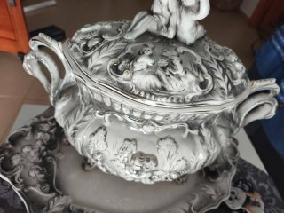 Sopera antigua de porcelana y juego cafe y platos