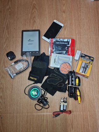 Lote electrónica : E-reader, móvil y accesorio