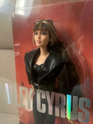 Barbie Signature Miley Cyrus sigillata