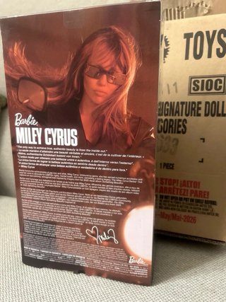 Barbie Signature Miley Cyrus sigillata