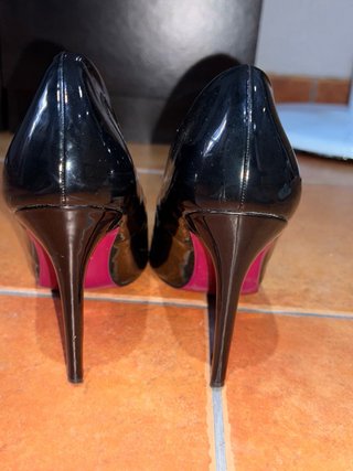 Elegantes tacones de aguja negros y rosas