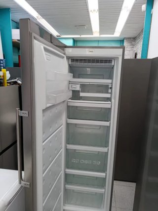 Congelador Vertical Hoover plateada Nofrost