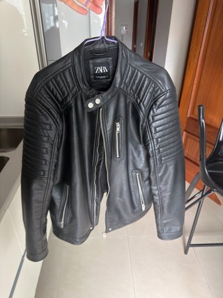 Chaqueta de cuero negra Zara.