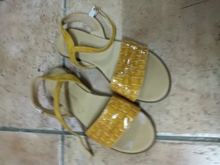 Sandalias Amarillas con Textura