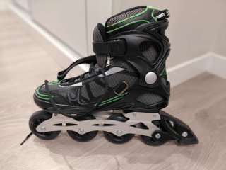 Patines en línea negros y verdes