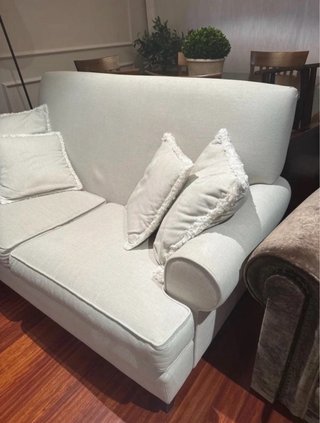 Sofá de dos plazas beige