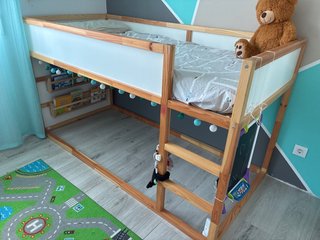 Cama Kura Ikea y libreria regalo.