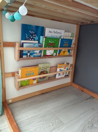 Cama Kura Ikea y libreria regalo.