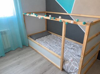 Cama Kura Ikea y libreria regalo.