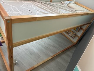 Cama Kura Ikea y libreria regalo.