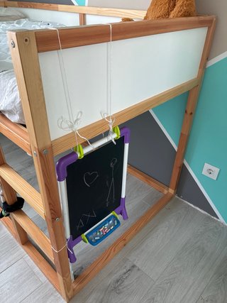 Cama Kura Ikea y libreria regalo.