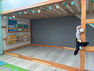Cama Kura Ikea y libreria regalo.