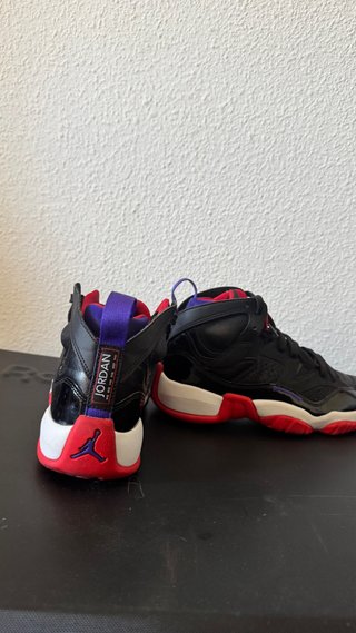 Zapatillas Jordan Negras y Rojas