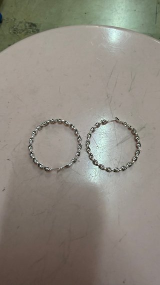 Pendientes de aro plateados con bolitas